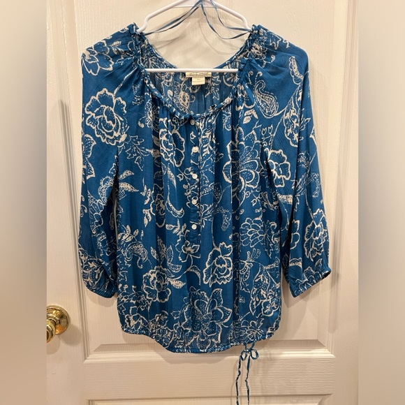 Lucky Brand Long Sleeve Teal/Blue with Ivory Rose Pattern. Size XS - Picture 1 of 4